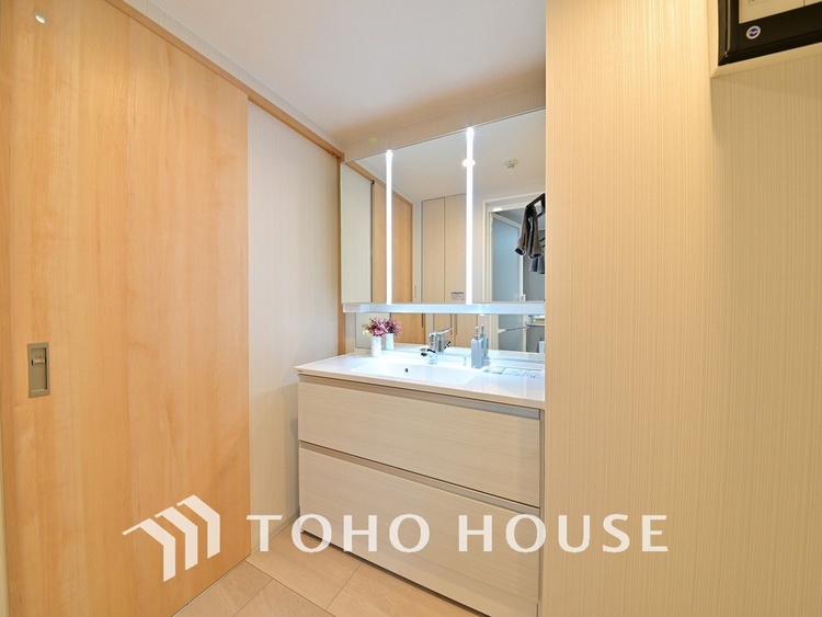 洗面 新規設置の洗面化粧台。収納豊富で使い勝手の良い3面鏡です