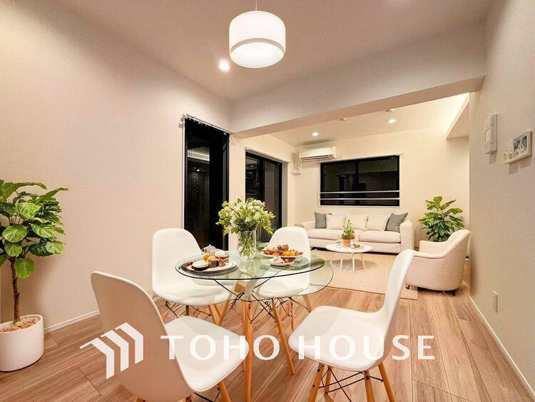 内装 広がりのある住空間、家族が集まるリビング・ダイニング(家具は全てCGです)