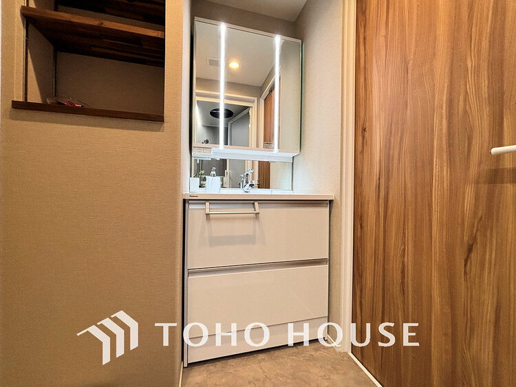 洗面 白を基調とした清潔感のある洗面室で朝の身支度を