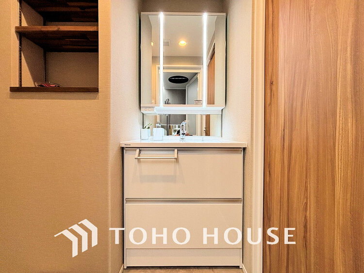 洗面 落ち着きのある色合いでまとめられた洗面室