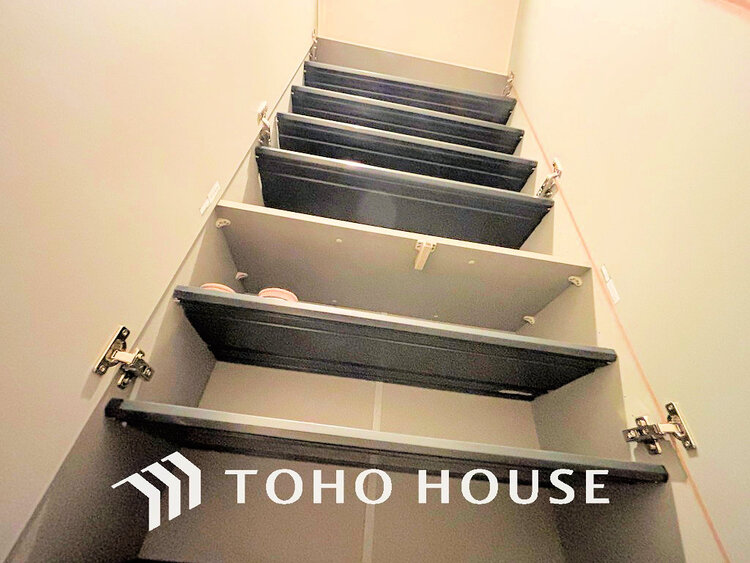 玄関 天井まである玄関収納はご家族分の履物も余裕で収納可能