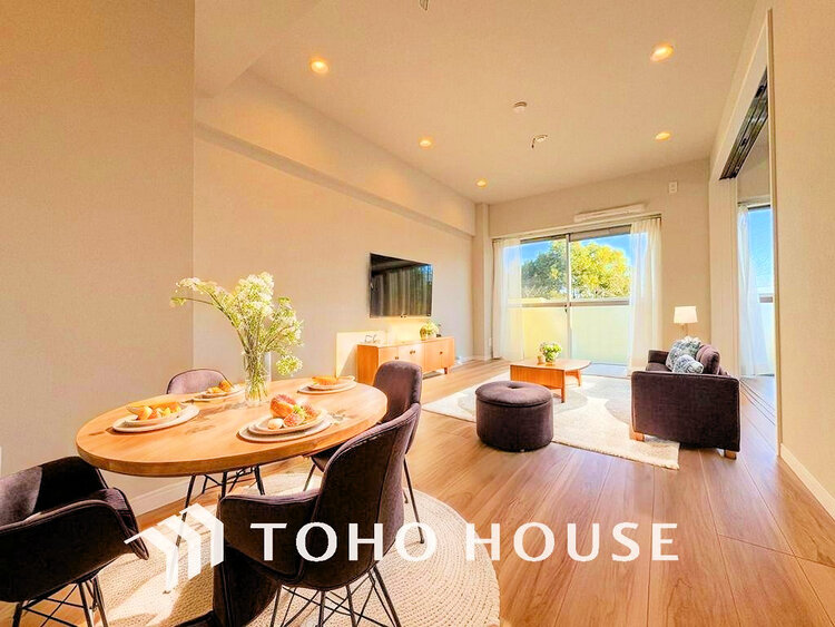 内装 広がりのある住空間、家族が集まるリビング・ダイニング(家具は全てCGです)