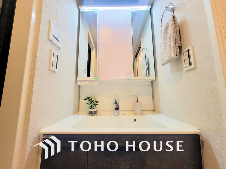 洗面 白を基調とした清潔感のある洗面室で朝の身支度を