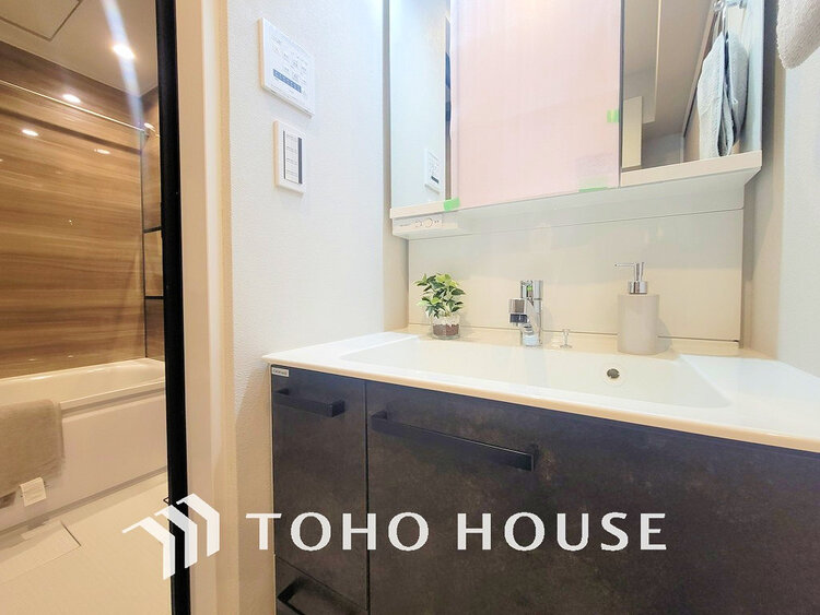 洗面 落ち着きのある色合いでまとめられた洗面室