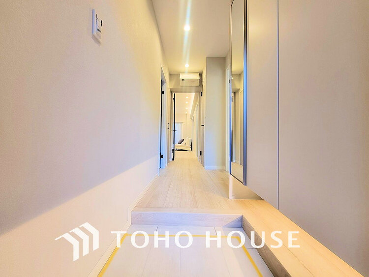 玄関 天井まである玄関収納はご家族分の履物も余裕で収納可能