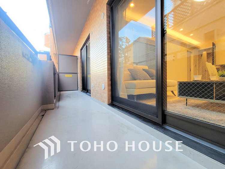 バルコニー 日当たりの良いバルコニーで晴れの日の洗濯物も楽しみになりますね