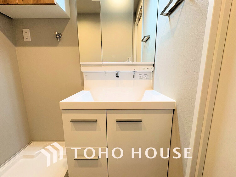 洗面 白を基調とした清潔感のある洗面室で朝の身支度を