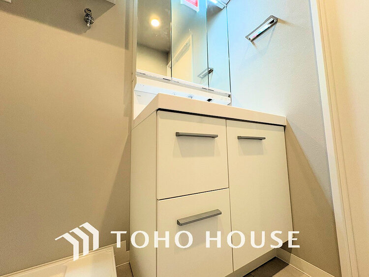 洗面 落ち着きのある色合いでまとめられた洗面室