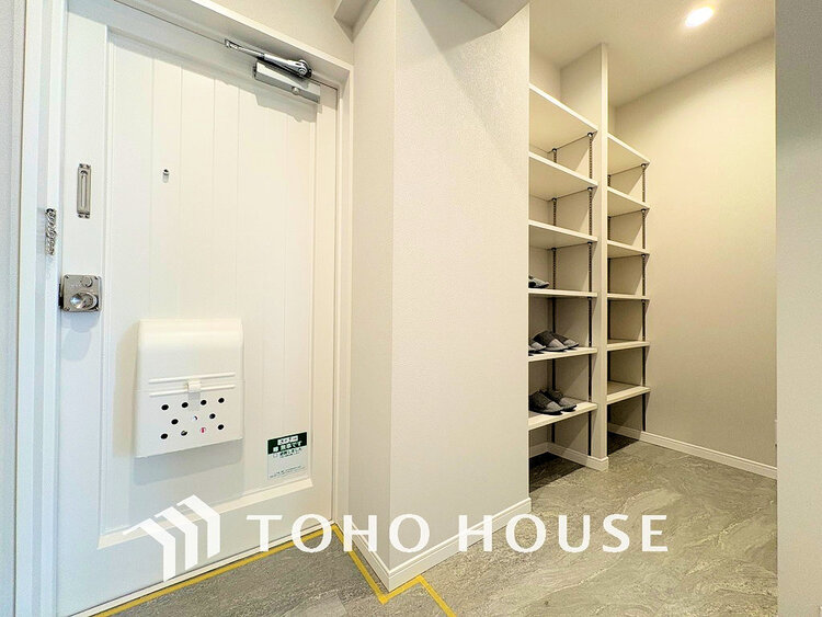 玄関 落ち着いた雰囲気の玄関、家族の帰りを暖かく迎えてくれます