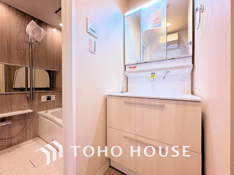 洗面 白を基調とした清潔感のある洗面室で朝の身支度を