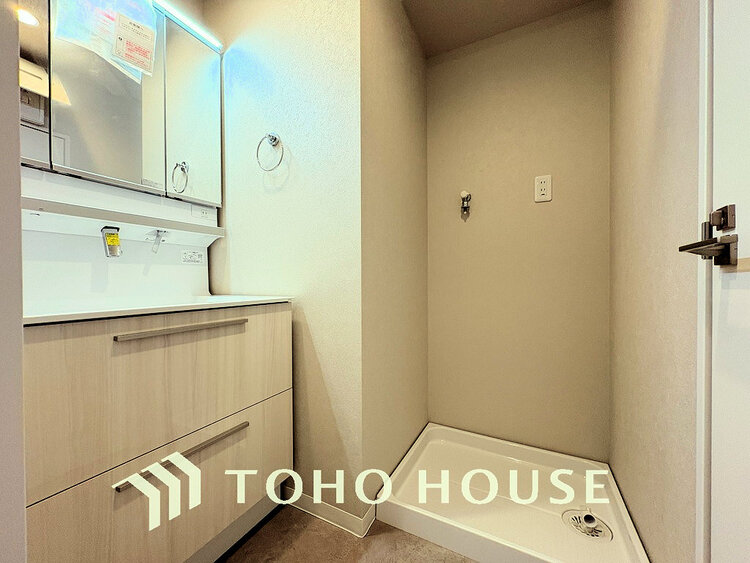 洗面 落ち着きのある色合いでまとめられた洗面室