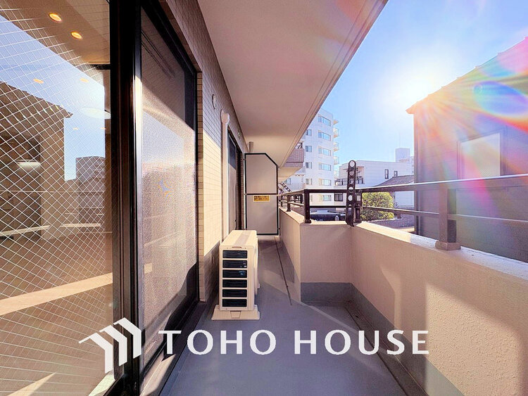 バルコニー 日当たりの良いバルコニーで晴れの日の洗濯物も楽しみになりますね