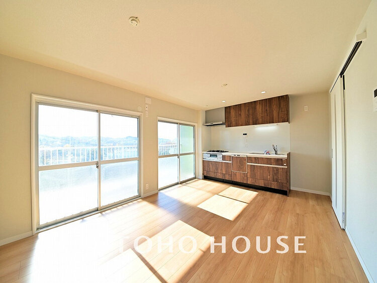 内装 広がりのある住空間、家族が集まるリビング・ダイニング