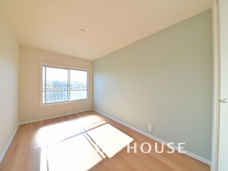 内装 シンプルですっきりとした室内は飽きのこない居心地の良い雰囲気