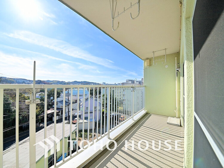 バルコニー 日当たりの良いバルコニーで晴れの日の洗濯物も楽しみになりますね