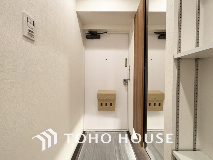 玄関 飾り過ぎないシンプルな内装の玄関