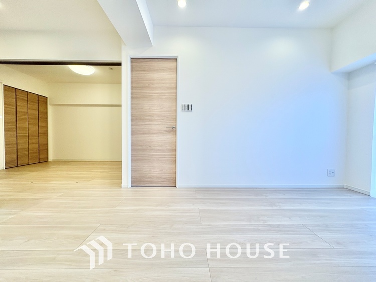 内装 ここにはみんなが集い、食事と楽しい会話が始まる。話に夢中になりすぎて、ついつい時を忘れ夜半過ぎになってしまう。そんな束の間の幸せを感じさせてくれる場所でありたい。