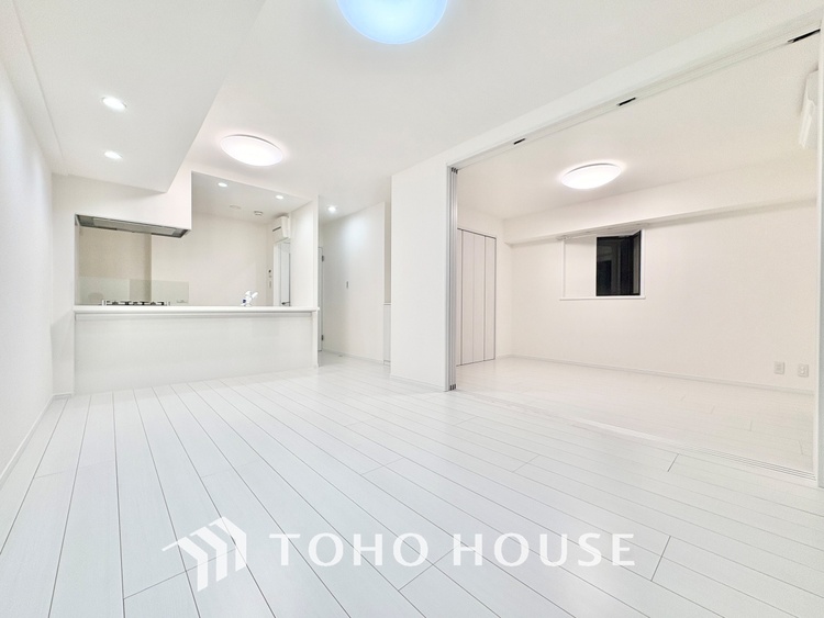 内装 ここにはみんなが集い、食事と楽しい会話が始まる。話に夢中になりすぎて、ついつい時を忘れ夜半過ぎになってしまう。そんな束の間の幸せを感じさせてくれる場所でありたい。