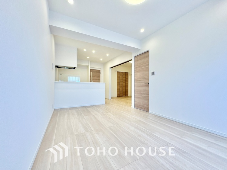 内装 大きなリビングは、高級感漂う設えとゆとりある広さで安心をもたらす特別な場所。暮らしの中心にふさわしい空間です。