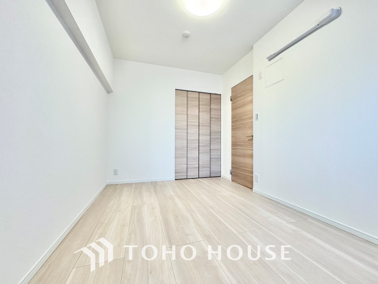 内装 堂々とした広さを誇るリビングは、優雅な開放感と安心感を兼ね備えた上質な空間。ご家族の時間を一層贅沢に演出します。