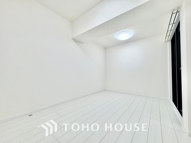 内装 堂々とした広さを誇るリビングは、優雅な開放感と安心感を兼ね備えた上質な空間。ご家族の時間を一層贅沢に演出します。