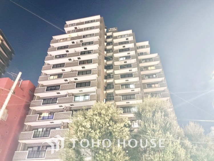 外観 堂々とした広さを誇るリビングは、優雅な開放感と安心感を兼ね備えた上質な空間。ご家族の時間を一層贅沢に演出します。