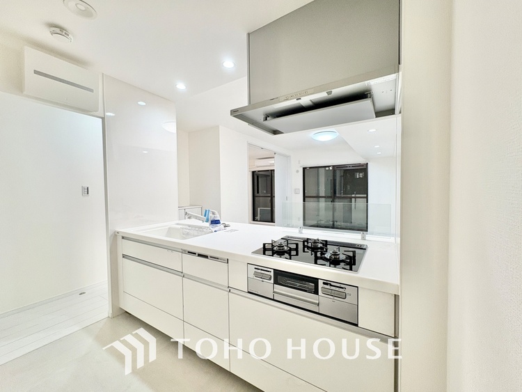 キッチン 上質な素材に囲まれたキッチンは、穏やかな時間が流れる特別な空間。洗練された料理が生まれる場所です。