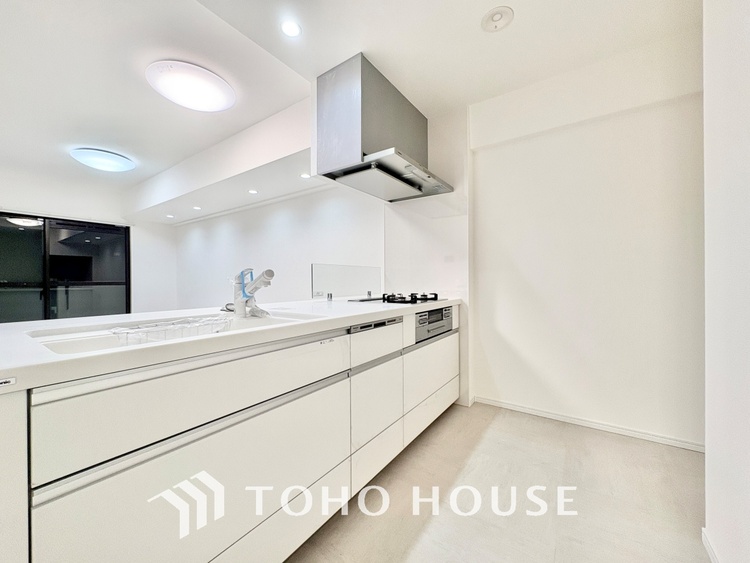 キッチン 時を超えて愛されるデザインが、日常を特別なひとときへと昇華させます。この場所から、心満たされる豊かな食卓が始まります。