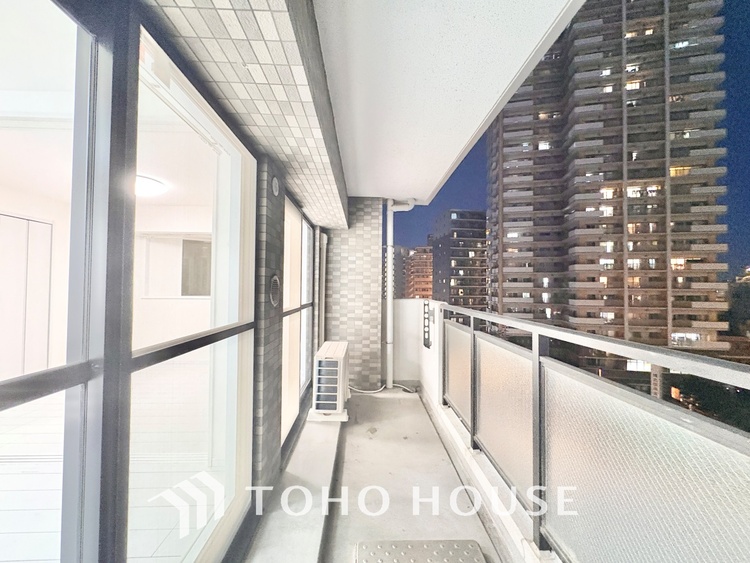 バルコニー バルコニーからの眺望は開放感にあふれ、心安らぐひととき。