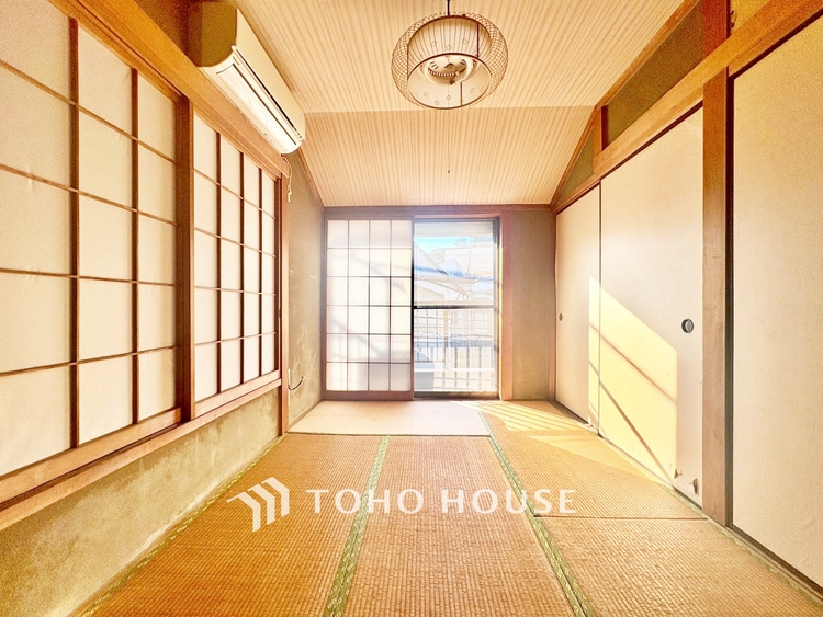 内装 ◆サンサンと◆差し込む太陽の光がこのリビングに笑いをもたらす。ソファの上のクッションがポカポカした暖気にぬくぬくと微睡んでいる。