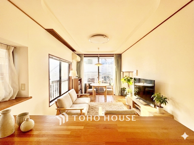 内装 CG加工イメージとなります天井に埋められた連続する眩い光−ダウンライト。それはまるでフライト航路のアプローチライトのように優美でロマン溢れるポジショニング。