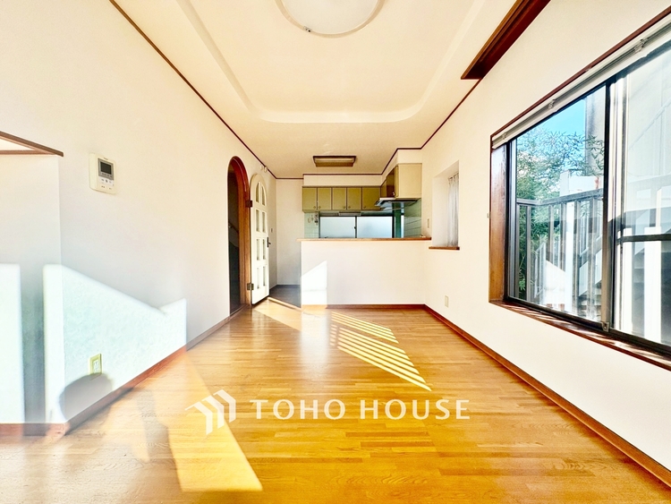 内装 野川のせせらぎ、小鳥のさえずり。息をふと止めてゆっくりと瞼を閉じると、映る世界は水面の波紋。静寂な中、優しく揺れる様はまるで僕の心の中を映しているようだ。