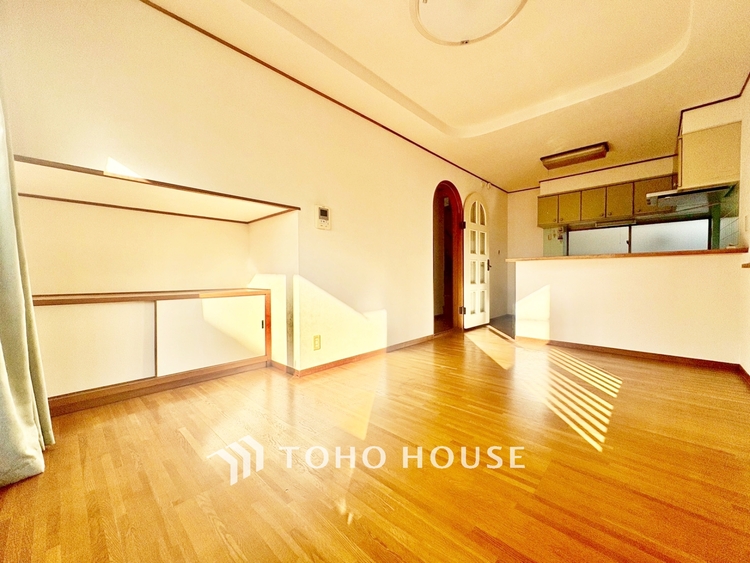 内装 ◆リビング◆家族の温かみ、子供の成長、木々のささやき、星々の歌声。自然と調和し緑と語り合い、そんな環境に恵まれ家族は1歩ずつ前進する。だんらんリビングで今日も家族の明日への誓い。