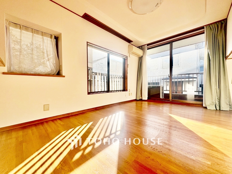 内装 ◆リビング◆家族の温かみ、子供の成長、木々のささやき、星々の歌声。自然と調和し緑と語り合い、そんな環境に恵まれ家族は1歩ずつ前進する。だんらんリビングで今日も家族の明日への誓い。