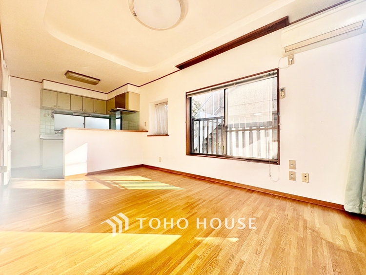 内装 ◆思い描く◆デイリーシーンからスペシャルシーンまで様々なシーンで使用出来る、フレキシブルで飽きのこないこの空間。僕の頭の中では大好きなソファとダイニングテーブルと家族の笑顔が広がっていた