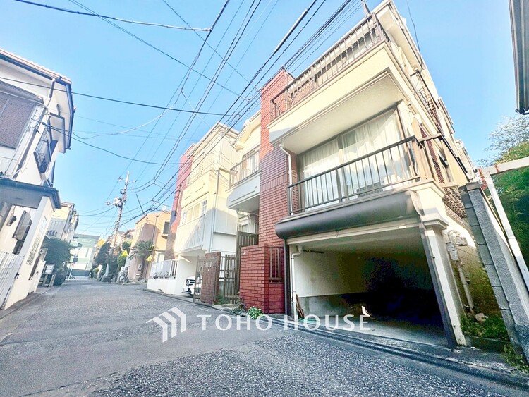 外観 ◆居心地のいい暮らし◆には欠かせない眩い採光。ゆったりとした幅の窓からこの空間に降り注ぐ採光が絶えない。明るいリビングこそ居心地のいい暮らしが待っているのだと思う。