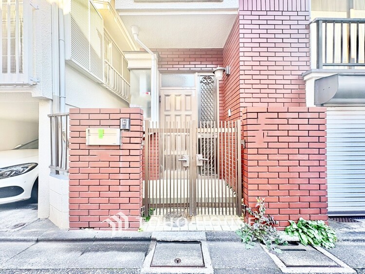 外観 ◆瀟洒な空間◆折り上げ天井にデザインクロスを這わせ、加えて6連のダウンライトが見事に調和させた瀟洒なリビングルーム。ここに集まる家族の会話と笑顔が絶え間なく続く幸せな空間。