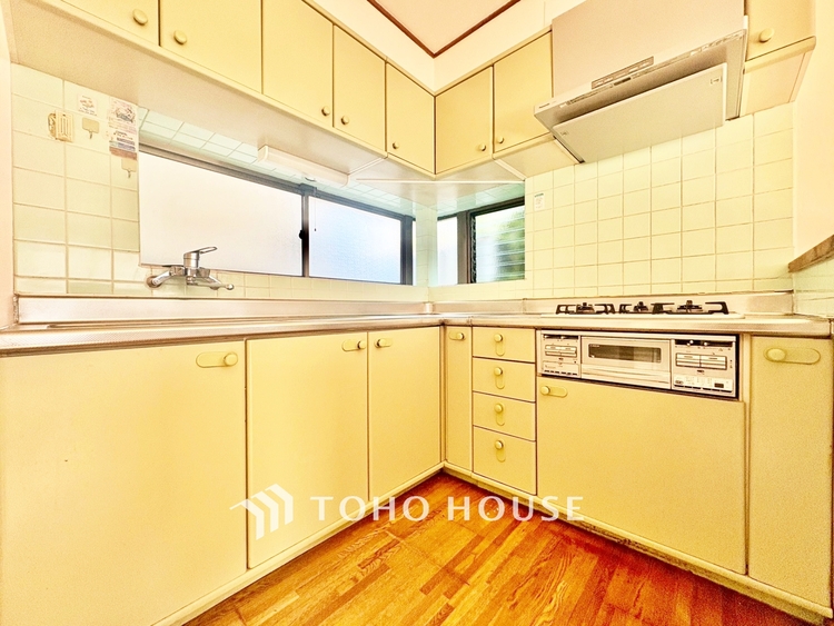 キッチン ◆木漏れ日◆の様な採光が優しく足元を照らし、心地いい暮らしの道しるべを写し出す。この空間で過ごす家族との語らいの時間がとても素敵で幸せを感じるかもしれない。