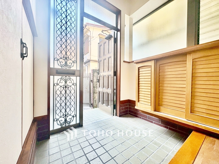 玄関 ◆水面に映る◆紅葉を纏った山々を眺め、美しさのあまり感嘆のため息を漏らした事は無いだろうか。いつしか忘れかけていた自然の美しさと力強さを思い出させてくれる、そんな景色がここにもある。