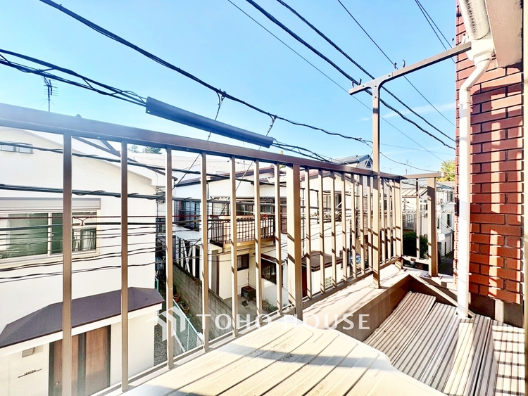 バルコニー ◆季節外れのホームホリディ◆喧噪から離れ広々したリビングでゆったりと過ごす。そんな寛いだ休日もあっていい。だって『何もしない時を楽しむ』そんな贅沢な時間を愛する家族と堪能できるのだから。