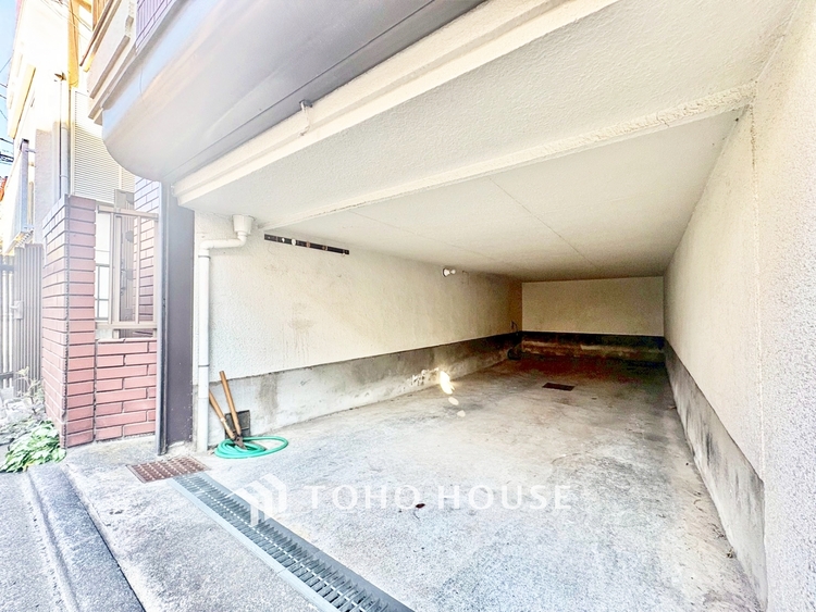 駐車場 ◆リビング◆家族の温かみ、子供の成長、木々のささやき、星々の歌声。自然と調和し緑と語り合い、そんな環境に恵まれ家族は1歩ずつ前進する。だんらんリビングで今日も家族の明日への誓い。