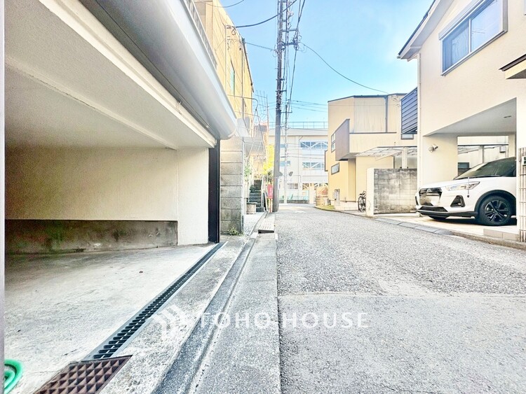 その他 ◆リビング◆家族の温かみ、子供の成長、木々のささやき、星々の歌声。自然と調和し緑と語り合い、そんな環境に恵まれ家族は1歩ずつ前進する。だんらんリビングで今日も家族の明日への誓い。