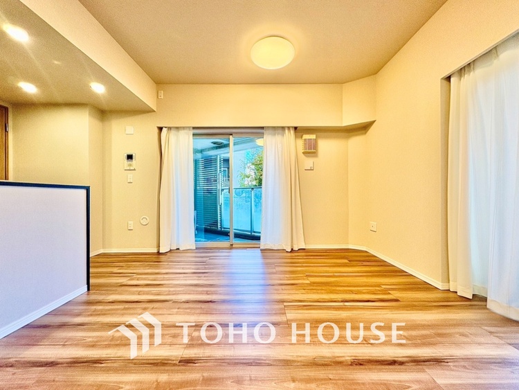 内装 太陽光をたくさん感じながら、明るく豊かな暮らしを約束する住まい。四季の移ろいを感じながら過ごす毎日。なんとなく幸せ。