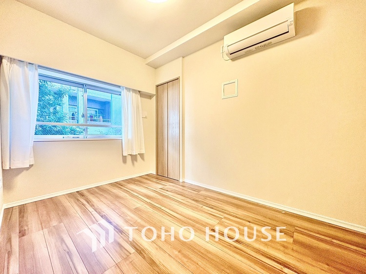 内装 プライベートルームでは静かに時を過ごしたい。読書をして、物思いにふける。光りに満たされた安らぎの空間。