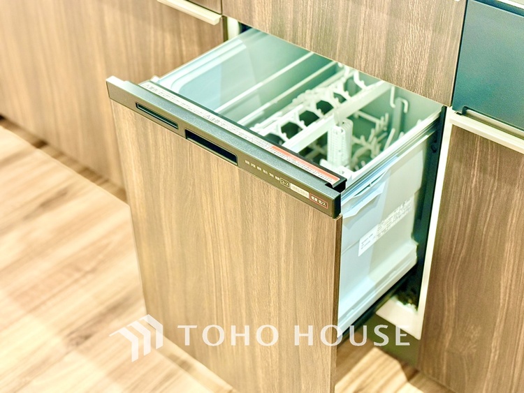 キッチン 家事の最も強い味方の一つ・・ビルトイン型の食器洗浄乾燥機。手洗いでは落ちない汚れも高温・高圧ですっきり。大幅な時短になるのが嬉しい。