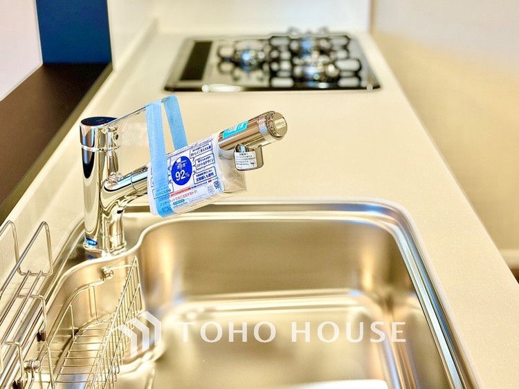 キッチン 浄水器内蔵・可動式のシャワーヘッド。水はねや大きな洗い物も計算したシンク。システムキッチンは家事をずっと楽にしてくれる。