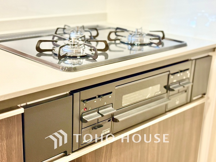 キッチン 可能な限り余計なものを省いた3口コンロ。美しさと機能性を兼ね備えたスタイルはきっと何年もあなたの味方です。