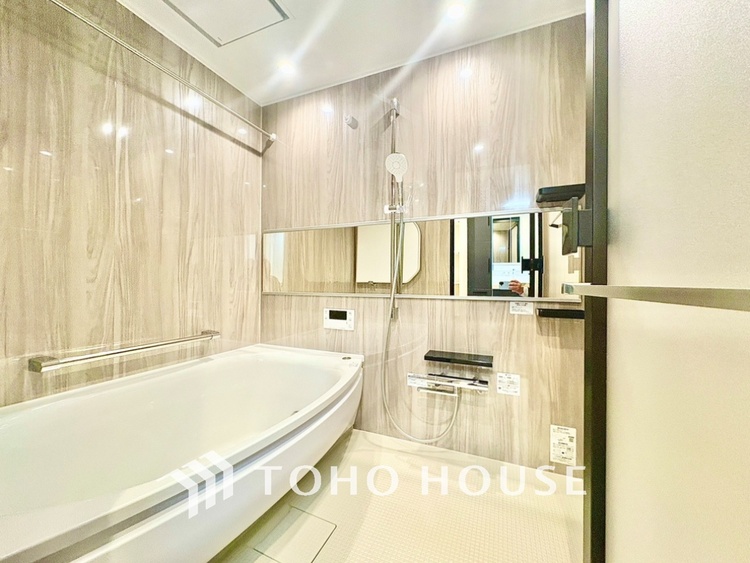 風呂 光に照らし出されたバスルーム。適度な湿度と静かに揺れる眼前の水面。広い浴槽にゆっくりと身を沈め深く瞑想をすれば、明日への新たな活力が膨らんでくる。