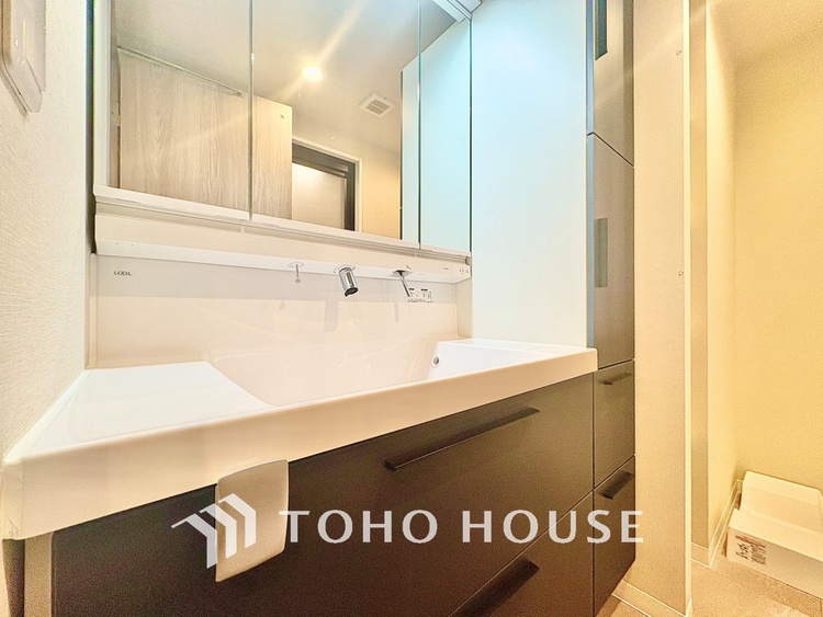 洗面 【Wash basin】十分な大きさの洗面台は収納力大。身だしなみチェックや歯磨きなど、朝の慌ただしい時間でも余裕とゆとりを感じられる。