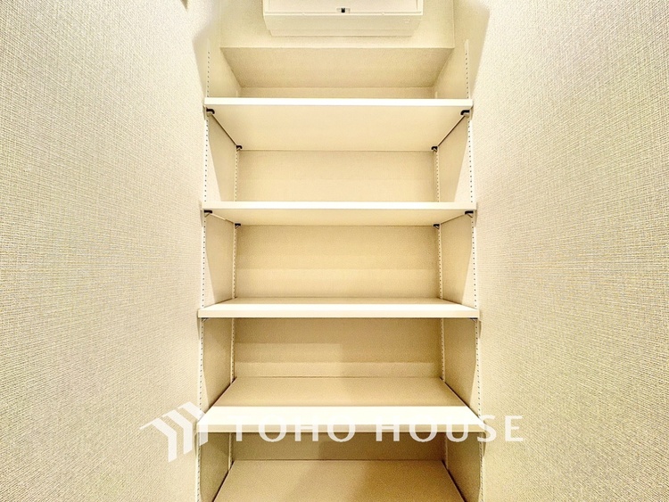 収納 壁一面の収納は、すっきりとした空間をもたらす。清潔感のあるスペースは「ただいま」の瞬間からくつろぎのスイッチを入れる。